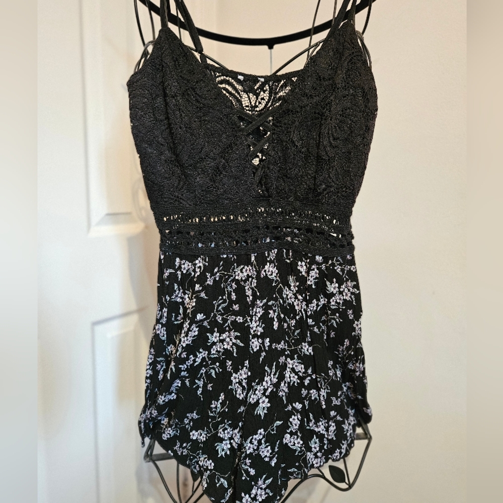 Short‎ lace romper